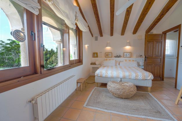 Bella villa tradizionale su un grande terreno in vendita a Javea