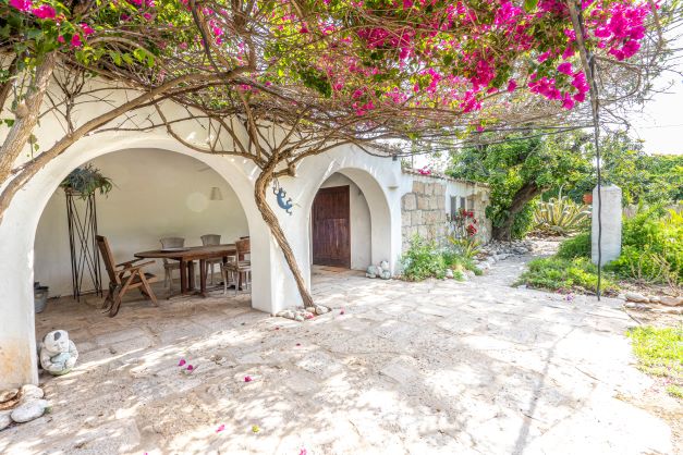 Bella villa tradizionale su un grande terreno in vendita a Javea