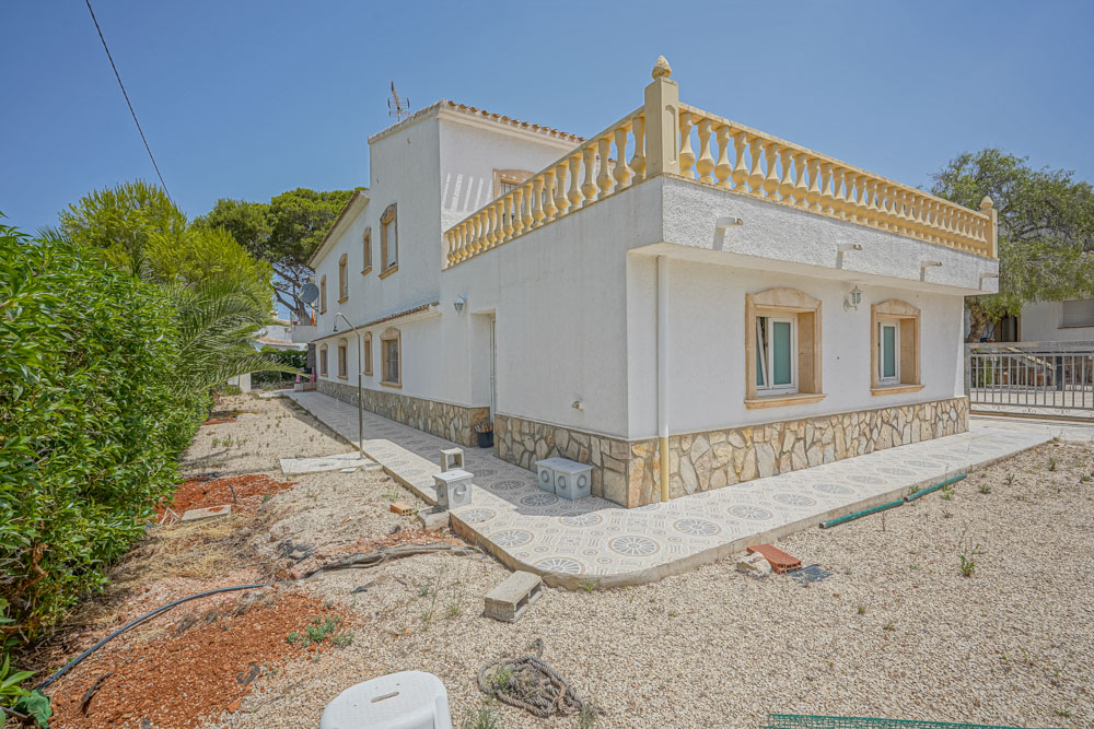 6 bedroom villa only 50 meters from the beach for sale in Jávea