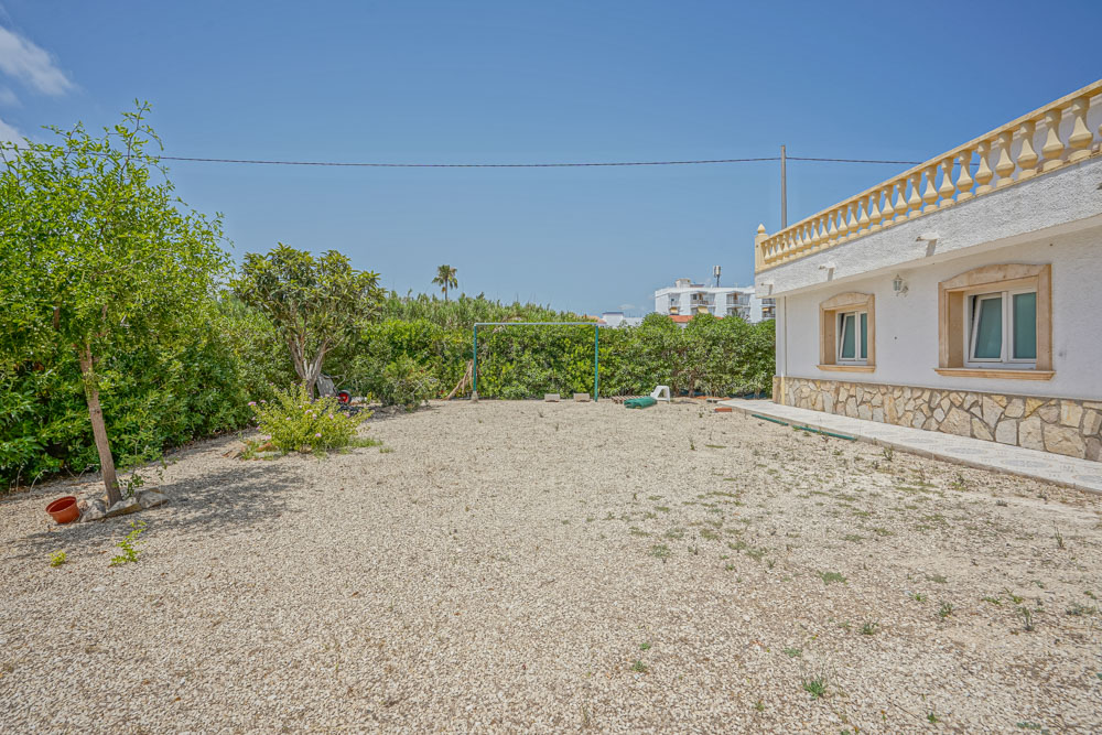 Villa mit 6 Schlafzimmern, nur 50 Meter vom Strand entfernt, zum Verkauf in Jávea