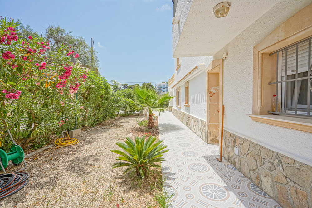6 bedroom villa only 50 meters from the beach for sale in Jávea