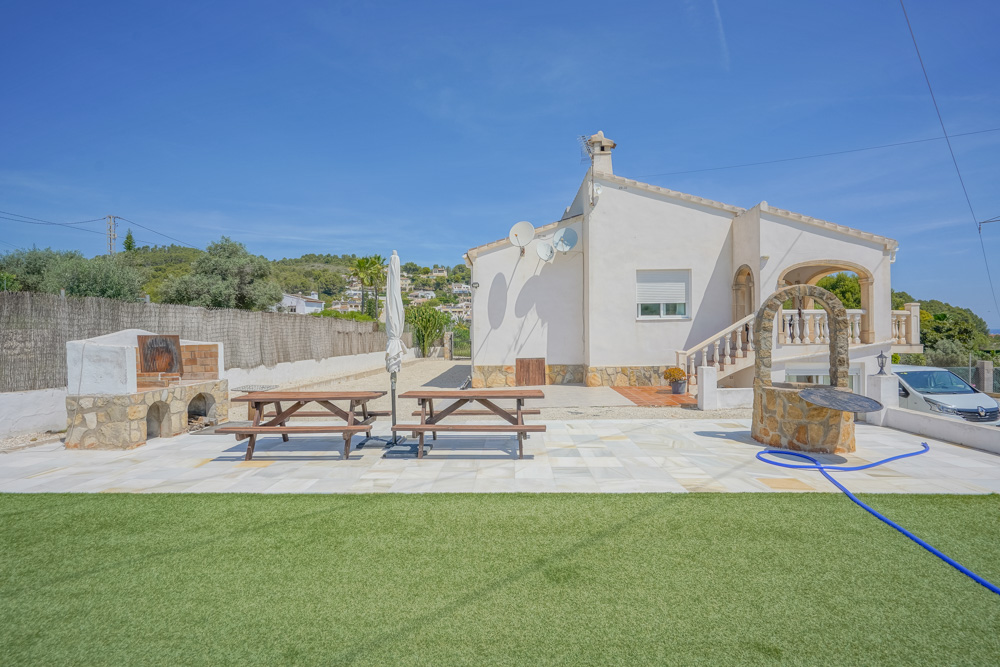 Villa with separate guest house for sale in Javea
